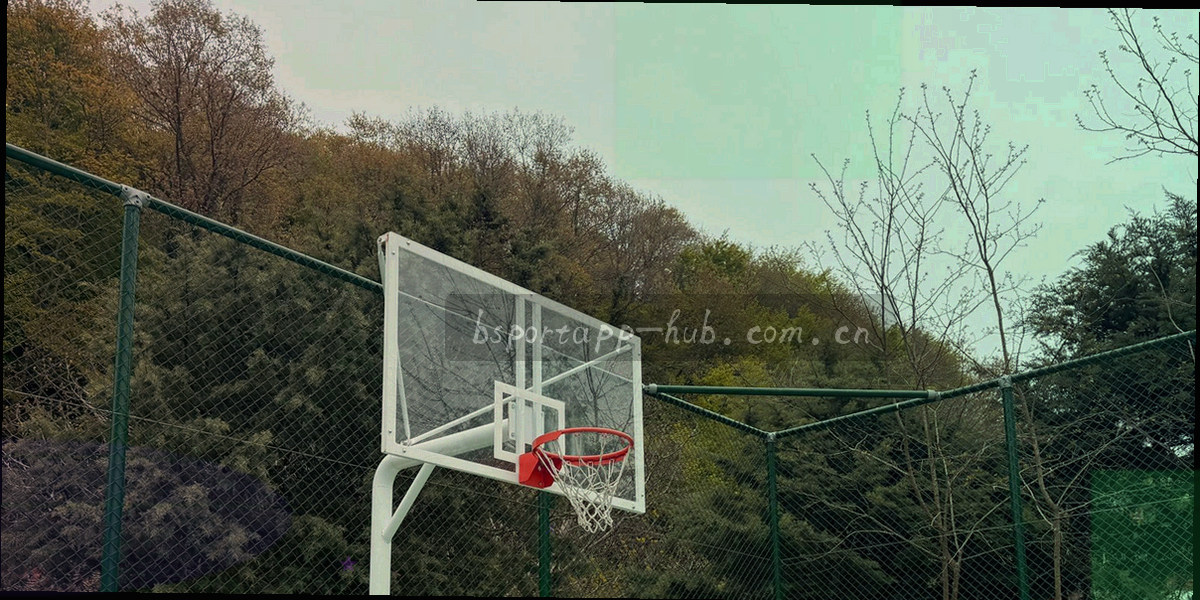 球场边线与指示箭头构成的抽象构图，冷调低饱和